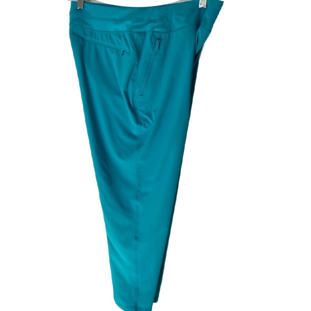 Zenergy Women's Crop Pants Turquoise Blue Chico's size 0.5 or US 6/S (SMALL)
